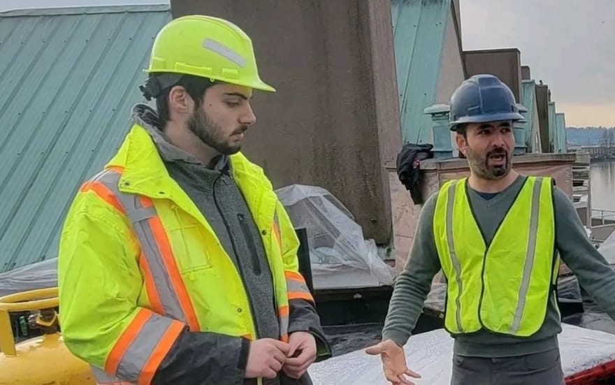 किसी परियोजना की छत पर Pacific Custom Builders टीम