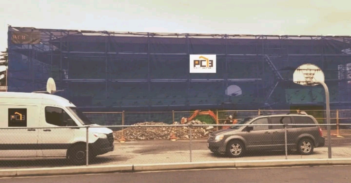 कार्यस्थल पर Pacific Custom Builders का साइट साइन